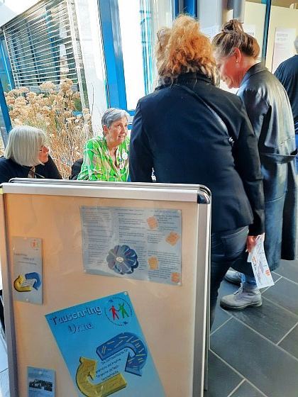 Gespräche mit interessierten Menschen.
